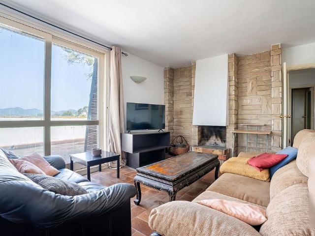 Chalet en venta en calle Abadia de Poblet, Pallejà, de 400 m² 6 habitaciones por 700.000