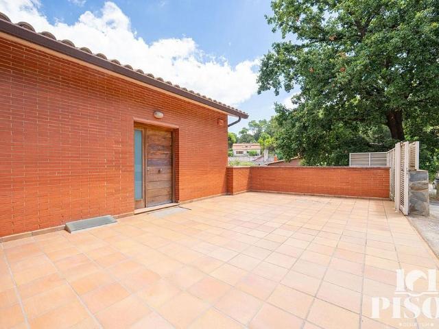 Chalet en venta en calle Adrià Pardos, Sant Cugat del Vallès, de 190 m² 6 habitaciones por 775.000