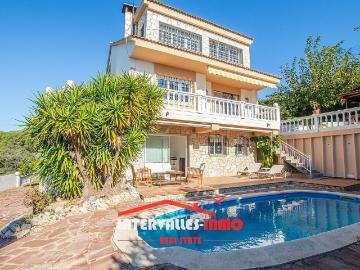 Chalet en venta en calle Alzina, Caldes de Montbui, de 284 m² 5 habitaciones por 510.000