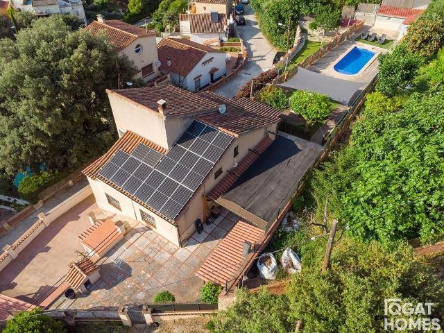 Chalet en venta en calle Arbustos, Sant Cugat del Vallès, de 176 m² 5 habitaciones por 745.000