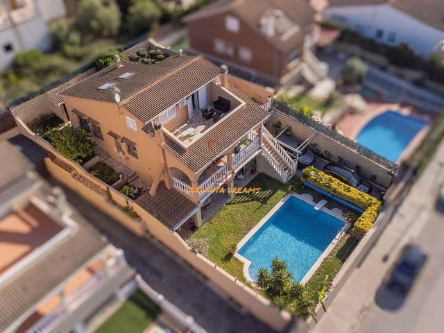 Chalet en venta en calle Assutzena, Vendrell, El, de 200 m² 5 habitaciones por 417.000