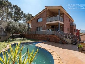 Chalet en venta en calle Bonaigua, Castellbisbal, de 470 m² 4 habitaciones por 660.000