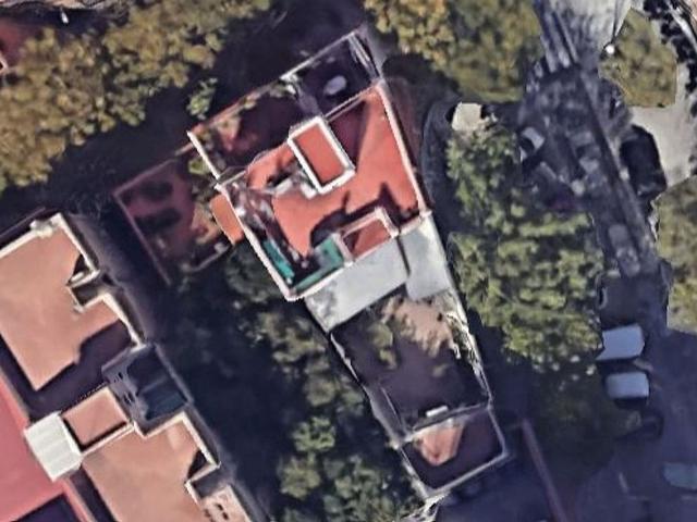 Chalet en venta en calle Bonestar, Cornellà de Llobregat, de 405 m² 11 habitaciones por 275.000