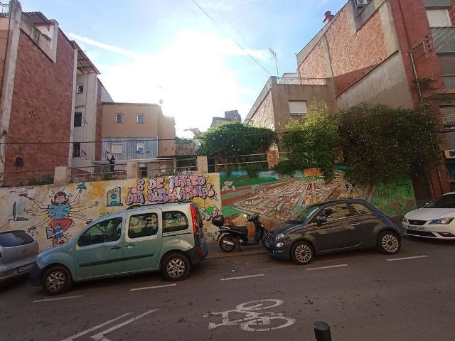 Chalet en venta en calle Bateria, Montcada i Reixac, de 197 m² 5 habitaciones por 230.000