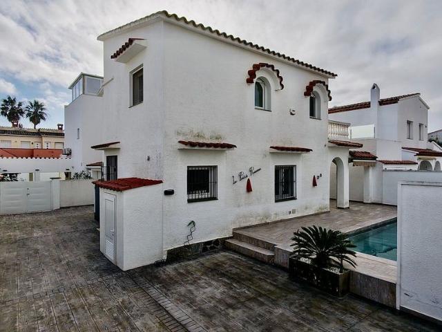 Chalet en venta en calle Badia, Castelló d´Empúries, de 219 m² 4 habitaciones por 550.000