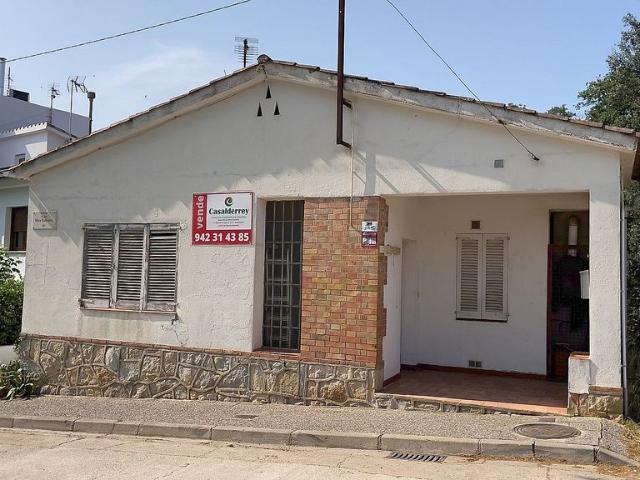 Chalet en venta en calle Balears, Girona, de 89 m² 3 habitaciones por 235.000