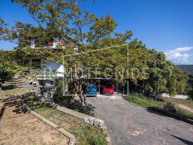 Chalet en venta en calle Begur, Llinars del Valles, de 217 m² 5 habitaciones por 420.000