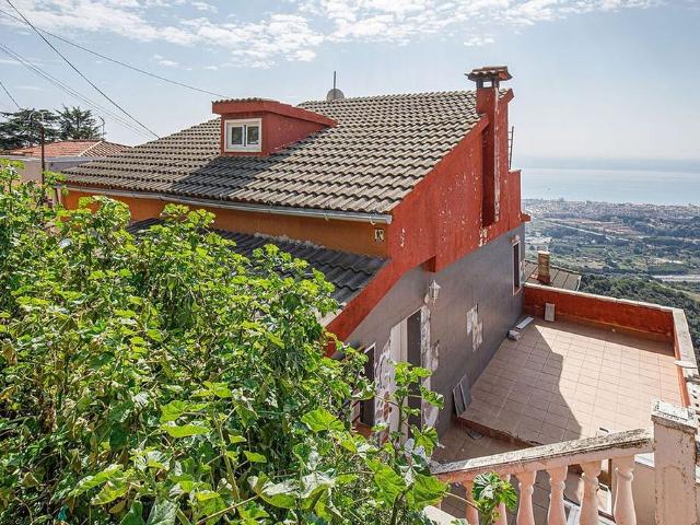 Chalet en venta en calle Blanes, Pineda de Mar, de 118 m² 3 habitaciones por 121.000