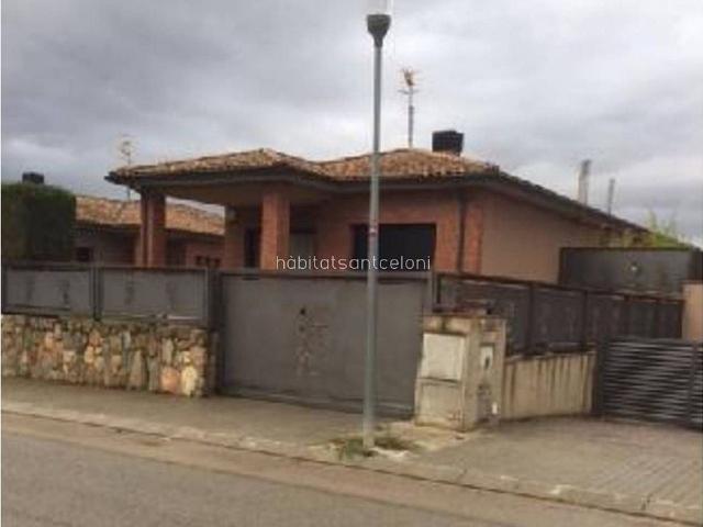 Chalet en venta en calle Galerna, Sant Esteve de Palautordera, de 288 m² 3 habitaciones por 350.000
