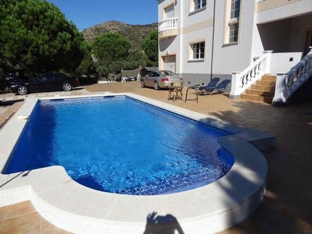 Chalet en venta en calle Garbi, Pau, de 292 m² 4 habitaciones por 650.000