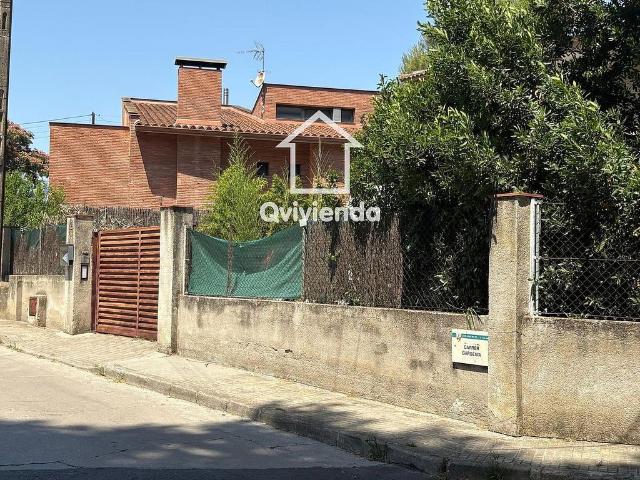 Chalet en venta en calle Gardènia, Llinars del Valles, de 376 m² 4 habitaciones por 231.300