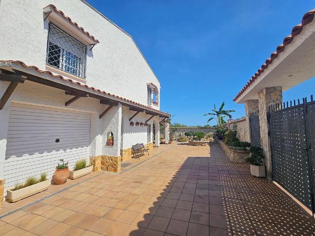 Chalet en venta en calle Garraf del, Pobla de Montornès, la, de 264 m² 5 habitaciones por 419.000
