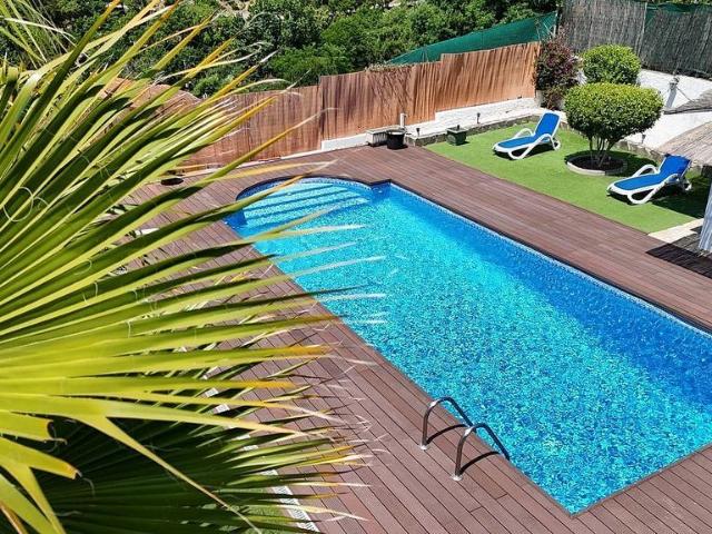 Chalet en venta en calle Ciclamen, Vidreres, de 225 m² 4 habitaciones por 365.000