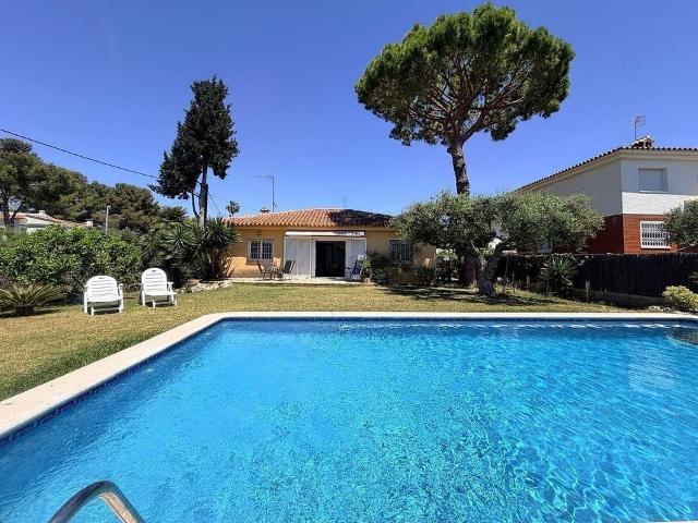 Chalet en venta en calle Girasol, Cunit, de 167 m² 4 habitaciones por 450.000