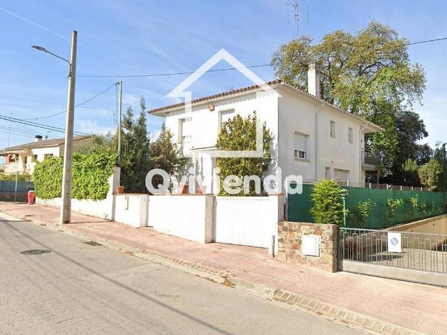 Chalet en venta en calle D'oceania, Terrassa, de 181 m² 4 habitaciones por 422.400