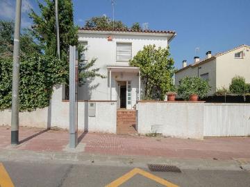 Chalet en venta en calle D'oceania, Terrassa, de 283 m² 5 habitaciones por 422.400