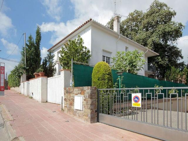Chalet en venta en calle D'oceania, Terrassa, de 283 m² 5 habitaciones por 422.400