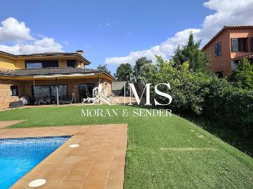 Chalet en venta en calle D'ausiàs March, Lliçà de Vall, de 295 m² 5 habitaciones por 785.000