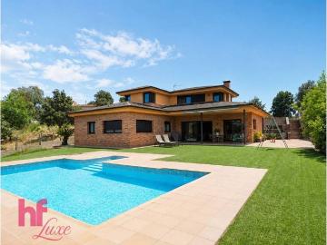 Chalet en venta en calle D'ausiàs March, Lliçà de Vall, de 300 m² 4 habitaciones por 760.000