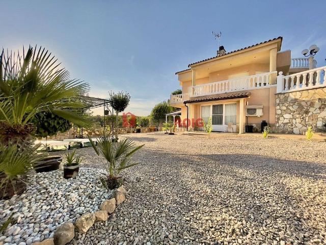 Chalet en venta en calle D'andromeda, Olivella, de 250 m² 4 habitaciones por 670.000