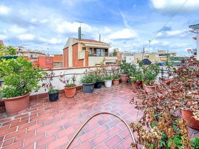 Chalet en venta en calle D'anna Maria Martinez, Barcelona, de 175 m² 9 habitaciones por 650.000