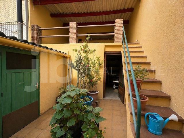 Chalet en venta en calle De Colom, Rubí, de 196 m² 3 habitaciones por 395.000