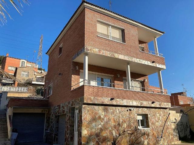Chalet en venta en calle De Cabrera, Sant Boi de Llobregat, de 229 m² 3 habitaciones por 425.000