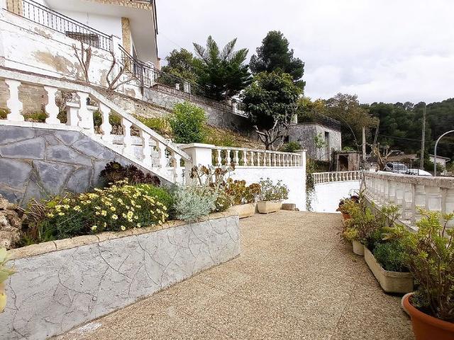 Chalet en venta en calle De Can Cartró, Torrelles de Llobregat, de 304 m² 6 habitaciones por 449.000