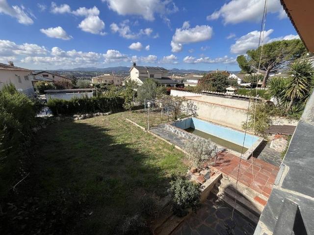 Chalet en venta en calle De Canovelles, Santa Eulàlia de Ronçana, de 256 m² 4 habitaciones por 385.000