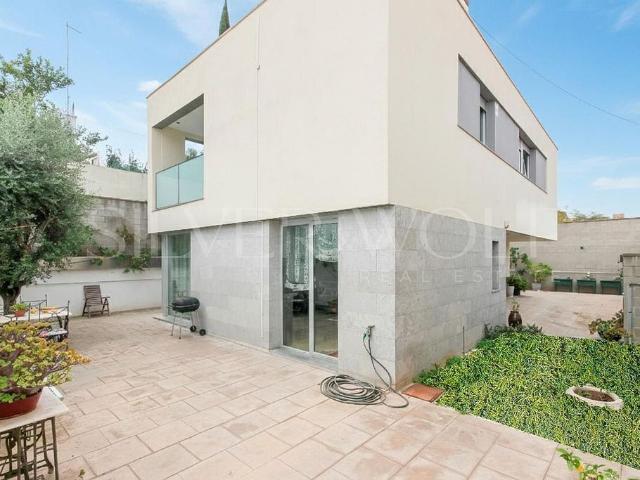 Chalet en venta en calle De Cristòfol Colom, Santa Coloma de Gramanet, de 216 m² 4 habitaciones por 699.000