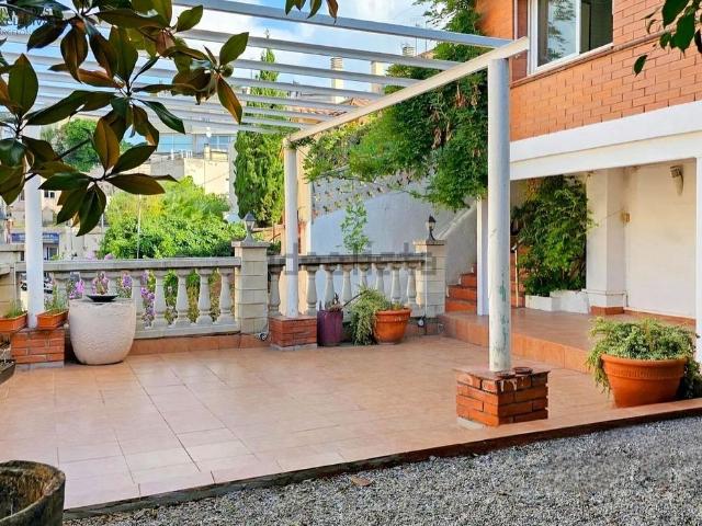 Chalet en venta en calle De Balmes, Sant Just Desvern, de 170 m² 5 habitaciones por 770.000