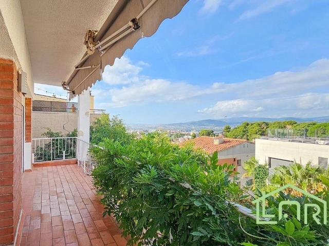 Chalet en venta en calle De Balmes, Sant Just Desvern, de 240 m² 5 habitaciones por 770.000