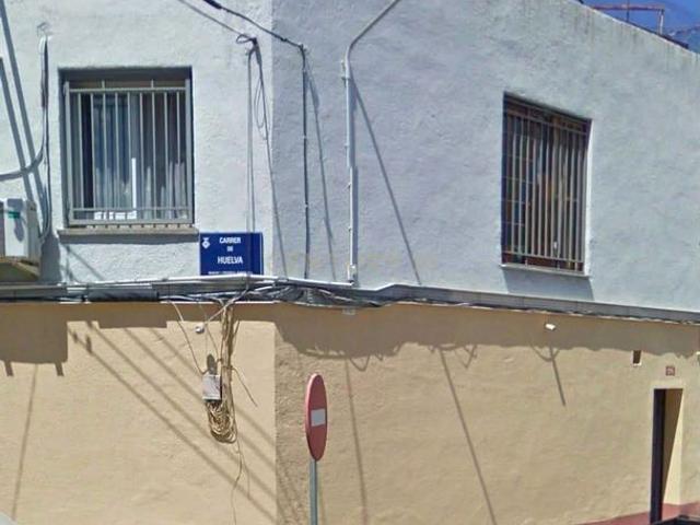 Chalet en venta en calle De Granada, Terrassa, de 242 m² 4 habitaciones por 167.200