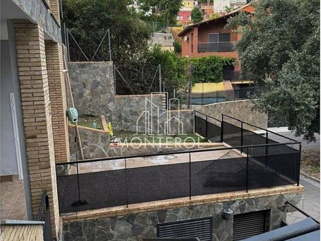 Chalet en venta en calle De Hermann Hesse, Rubí, de 500 m² 4 habitaciones por 470.000