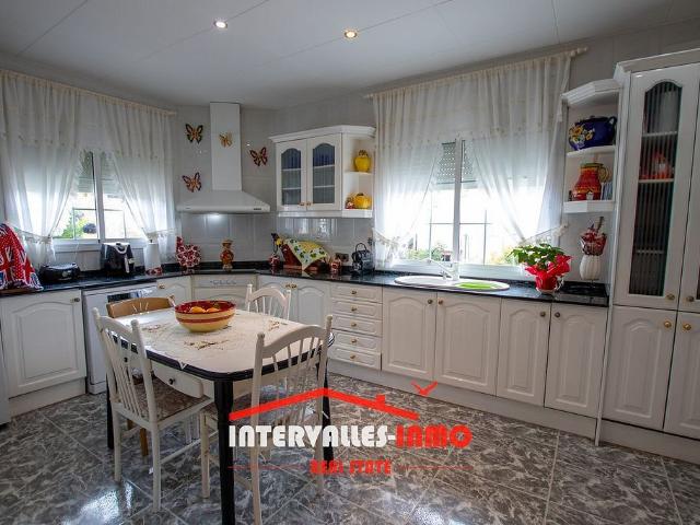 Chalet en venta en calle De L'olivera, Lliçà d´Amunt, de 330 m² 4 habitaciones por 622.000