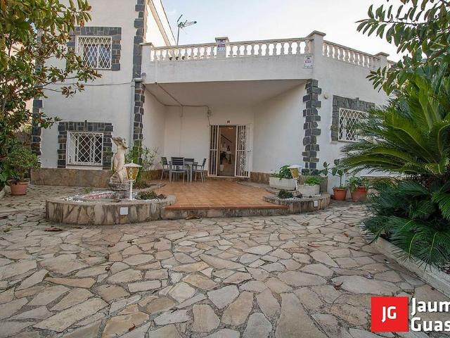 Chalet en venta en calle De L'aurora, Torredembarra, de 170 m² 5 habitaciones por 415.000