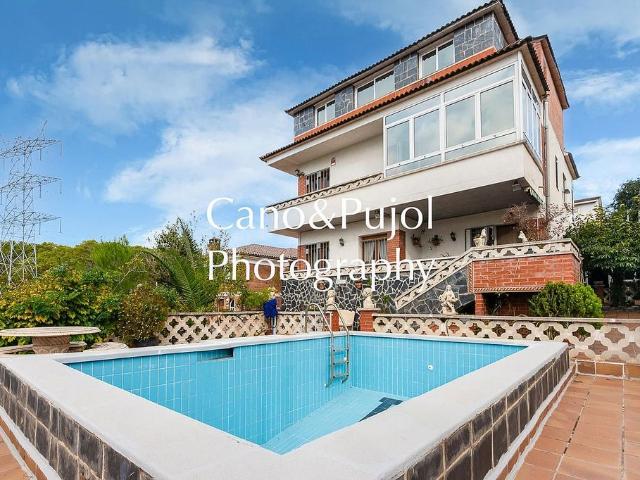 Casa en venta en calle De L'avet, Lliçà d´Amunt, de 200 m² 6 habitaciones por 399.000
