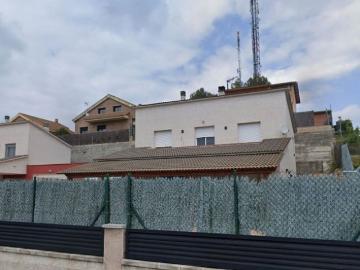 Casa pareada en venta en calle De la Garrotxa, Lliçà d´Amunt, de 204 m² 4 habitaciones por 279.000