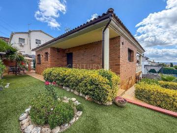 Chalet en venta en calle De la Garrotxa, Lliçà d´Amunt, de 290 m² 3 habitaciones por 472.000