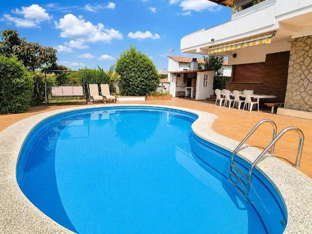 Chalet en venta en calle De la Falguera, Palau solità i Plegamans, de 289 m² 6 habitaciones por 549.000