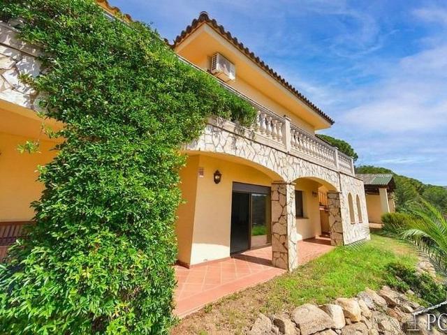 Chalet en venta en calle De la Selva, Calonge, de 480 m² 5 habitaciones por 799.000