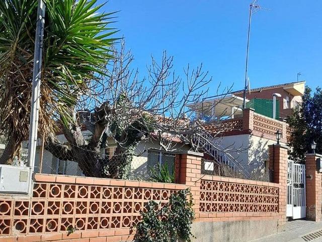 Chalet en venta en calle De la Passió, Rubí, de 119 m² 3 habitaciones por 240.000