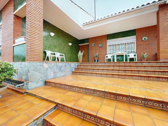 Chalet en venta en calle De L'acàcia, Viladecans, de 170 m² 4 habitaciones por 795.000