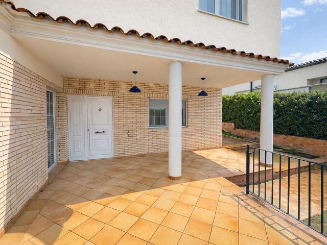Chalet en venta en calle De L'albera, Girona, de 268 m² 5 habitaciones por 750.000