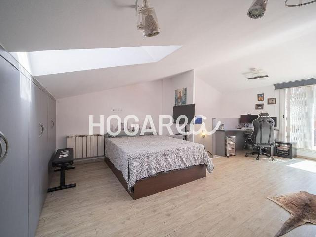 Chalet en venta en calle De Lepanto, Cornellà de Llobregat, de 232 m² 5 habitaciones por 685.000