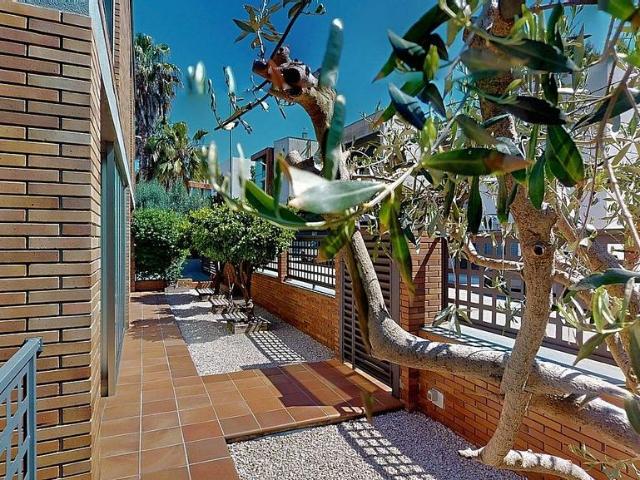 Chalet en venta en calle De Les Oliveres, Papiol, El, de 380 m² 4 habitaciones por 675.000