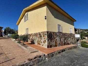 Chalet en venta en calle De Les Roses, Sant Llorenç Savall, de 149 m² 6 habitaciones por 280.000