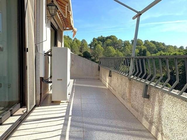 Chalet en venta en calle De Les Tres Torres, Corbera de Llobregat, de 266 m² 4 habitaciones por 550.000