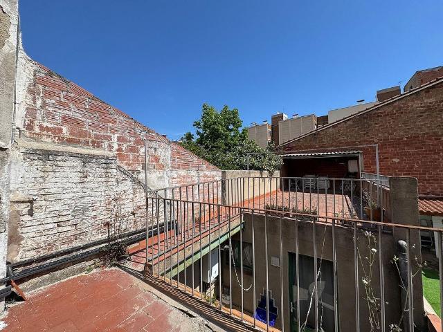 Chalet en venta en calle De L'estrella, Sabadell, de 175 m² 3 habitaciones por 329.000
