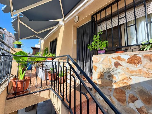 Chalet en venta en calle De Lincoln, Santa Coloma de Gramanet, de 224 m² 4 habitaciones por 424.900